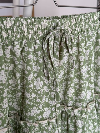 Falda mini verde con flores blancas y volantes