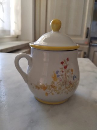 Tisaniera in porcellana con decoro floreale