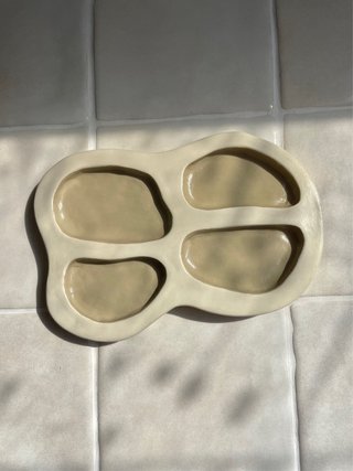 Bandeja de arcillaartesanal beige 4 compartimentos