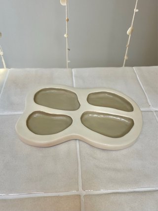 Bandeja de arcillaartesanal beige 4 compartimentos