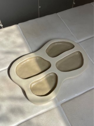 Bandeja de arcillaartesanal beige 4 compartimentos