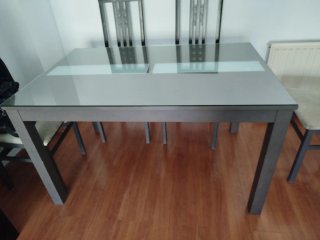 Mesa de comedor de cristal y madera