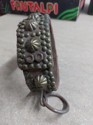 Collar cuero tachuelas cencerro