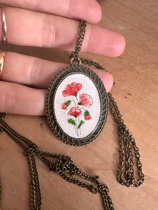 Collar pintado a mano flores rojas