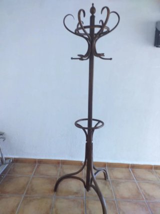 Perchero de madera clásico con paragüero
