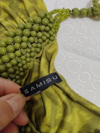 Top Amisu verde con perline