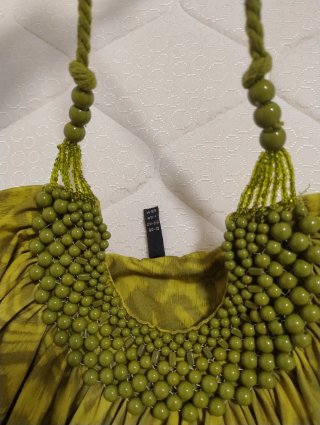 Top Amisu verde con perline
