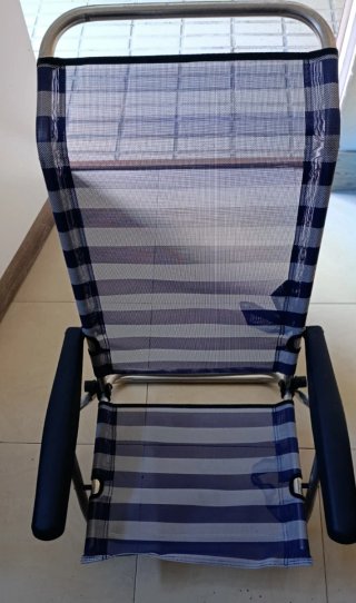 Silla de playa plegable azul y gris