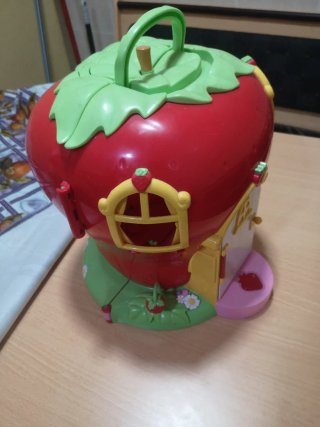 Casita de fresa de juguete