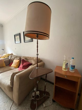 Lámpara de pie retro con mesa auxiliar