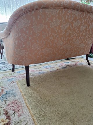 Sofá antiguo de tela con estampado floral