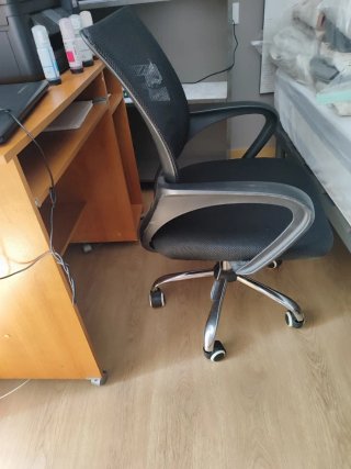Silla de oficina negra con ruedas