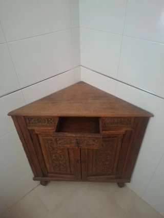 Armario esquinero de madera tallada