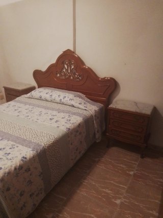 Canapé, colchón, cabecero y 2 mesitas