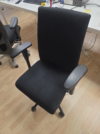 Silla de oficina negra