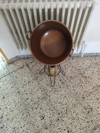 Reloj de pared antiguo de madera y latón