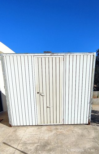 Puerta de garaje robusta metálica blanca
