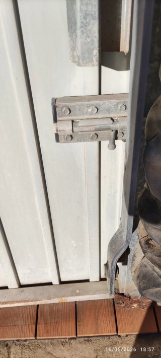 Puerta de garaje robusta metálica blanca