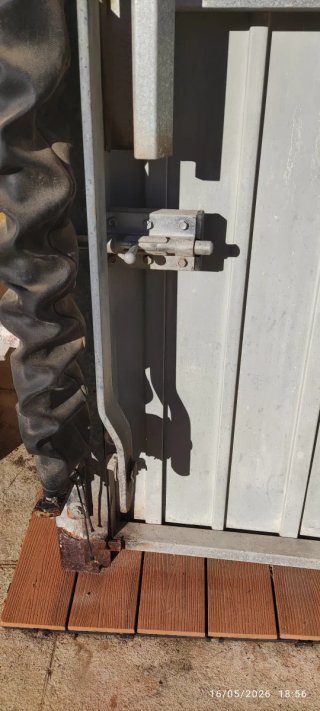 Puerta de garaje robusta metálica blanca