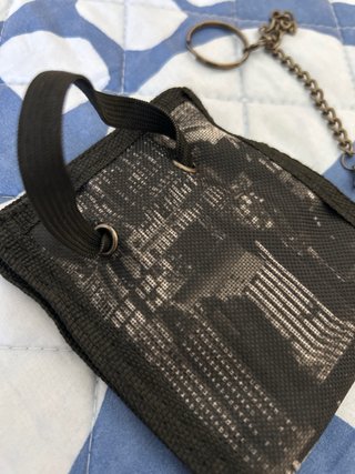 Cartera TENTH negra con cadena