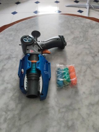 Pistola de juguete con dardos