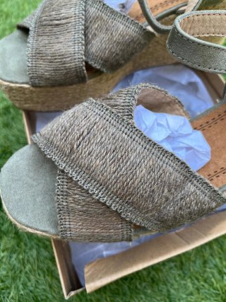 Sandalias cuña esparto verde y beige