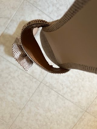 Sandalias planas beige con lazo