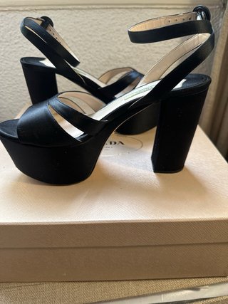 Sandalias de satén Prada negras