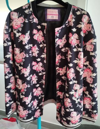 Chaqueta BSK floral negra y rosa talla M