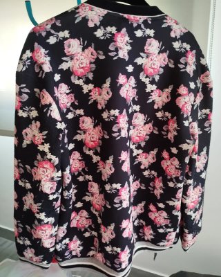 Chaqueta BSK floral negra y rosa talla M