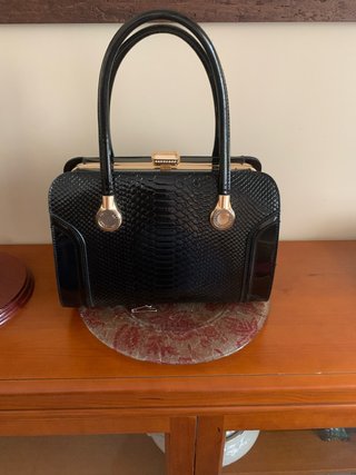 Bolso de mano negro con textura