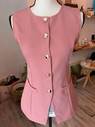 Chaleco rosa botones dorados talla S