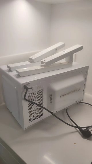 Horno Microondas Blanco con soportes de pared