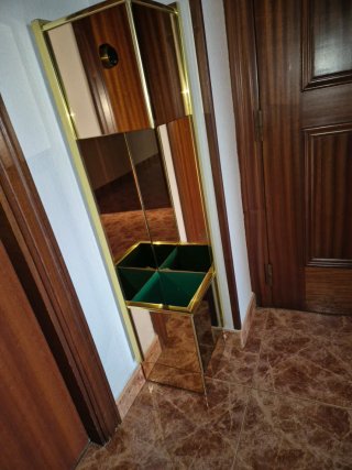 Mueble Esquinero Dorado con fondo espejo