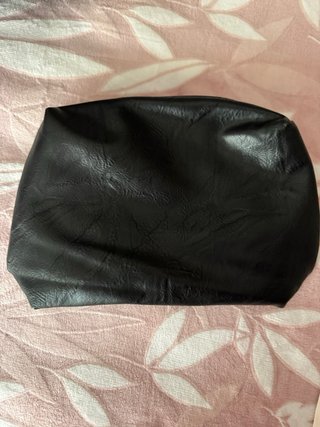 Bolso grande negro y bolso pequeño incluido