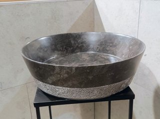 Lavabo de piedra sobre encimera