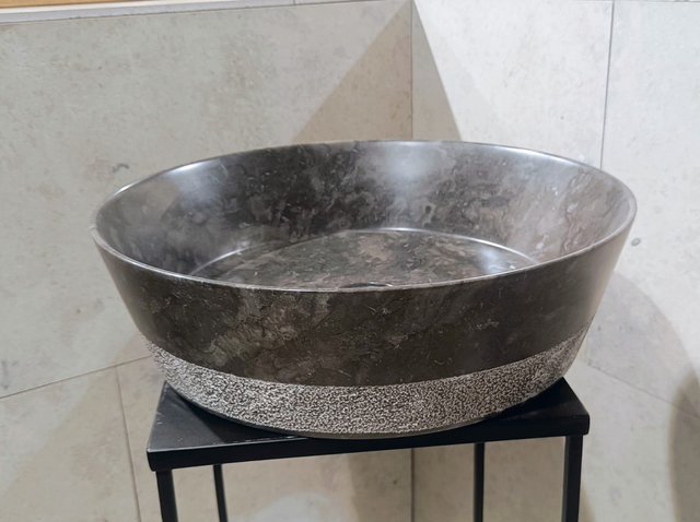 Lavabo de piedra sobre encimera