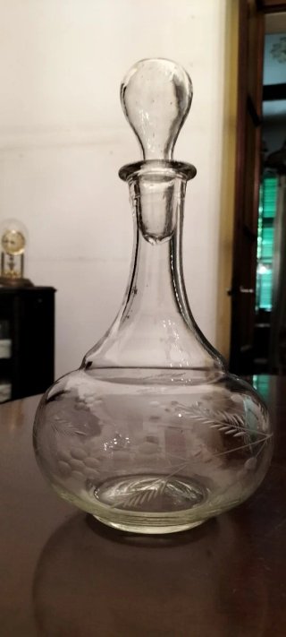Botella de vidrio antigua con tapón