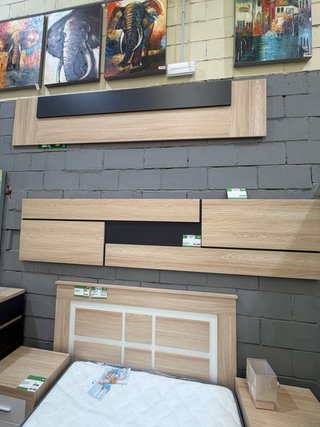 Cabecero de madera y polipiel negro