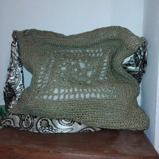Bolso de yute tejido a mano