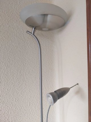 Lámpara LED y plafón plateado