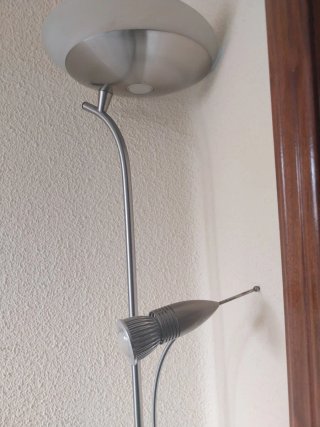 Lámpara LED y plafón plateado