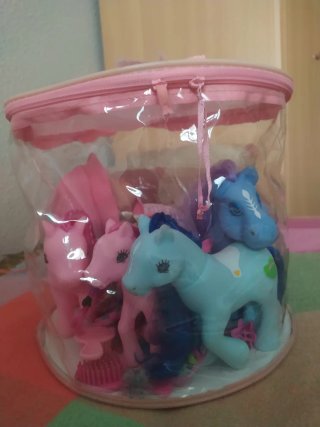Lote de ponis y muñeca