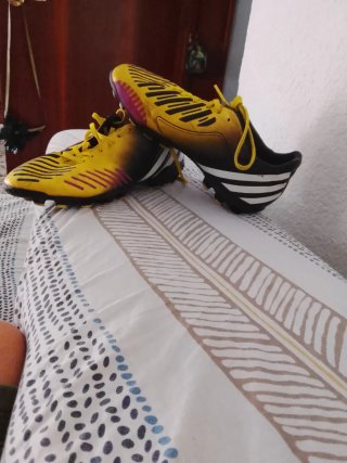 Botas de fútbol Adidas amarilloas Talla 36/