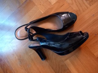 Sandalias Clarks charol tacón negras