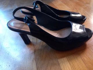 Sandalias Clarks charol tacón negras