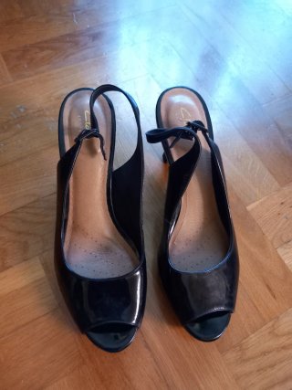Sandalias Clarks charol tacón negras