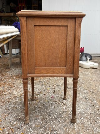 Mesita de noche de madera antigua
