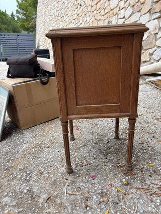 Mesita de noche de madera antigua