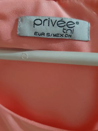 Vestido coral con flecos